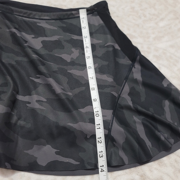 Athleta  Match Point Printed Skort Women's Size M Black/Gray Camo UPF 50+ - Picture 13 of 16